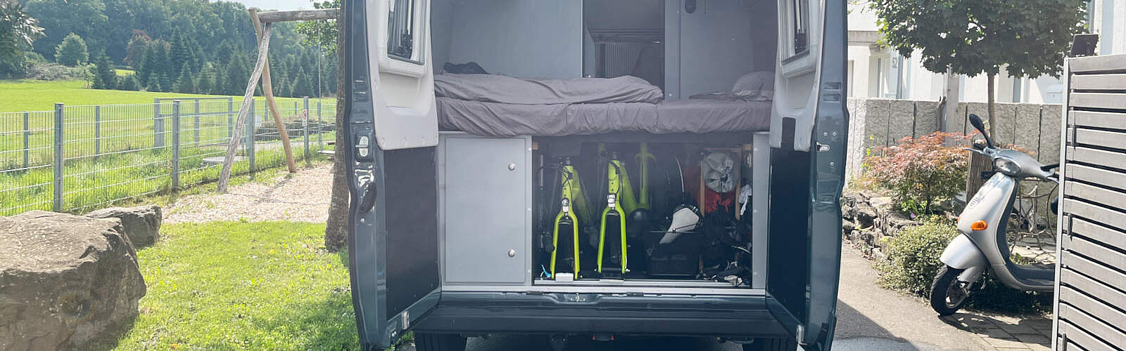 Schlaffertiger Kastenwagen mit zwei E-Bikes in Heckgarage Schlaffertiger Kastenwagen mit zwei E-Bikes in Heckgarage