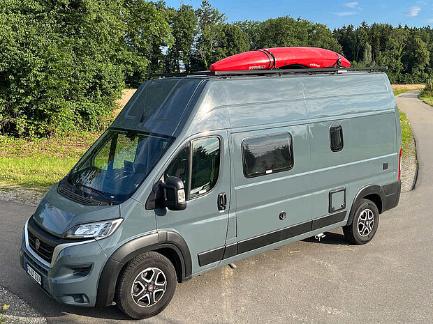 Wildwasser Kajak auf selbstgebautem Dachträger - Wohnmobil H3 Hochdach