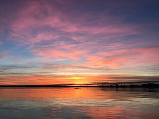 Malerischer Sonnenuntergang mit dem Kajak auf dem Bodensee
