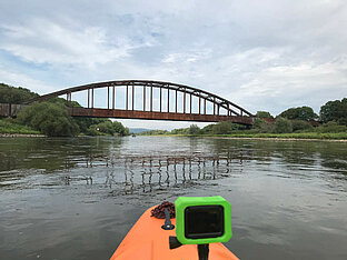 Eisenbahnbrücke vor Schloss Corvey - Weser-Flusstour mit Crossoverkajak Wave Sport Ethos