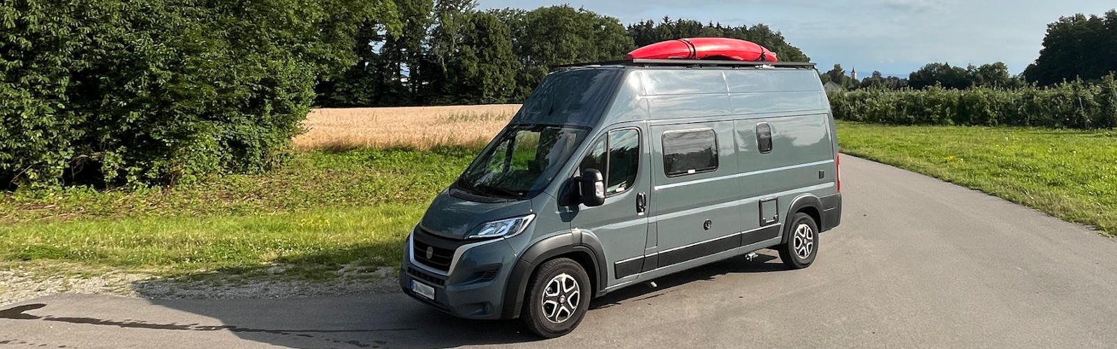 Kajak auf Wohnmobil / Kastenwagen auf selbstgebautem Dachträger